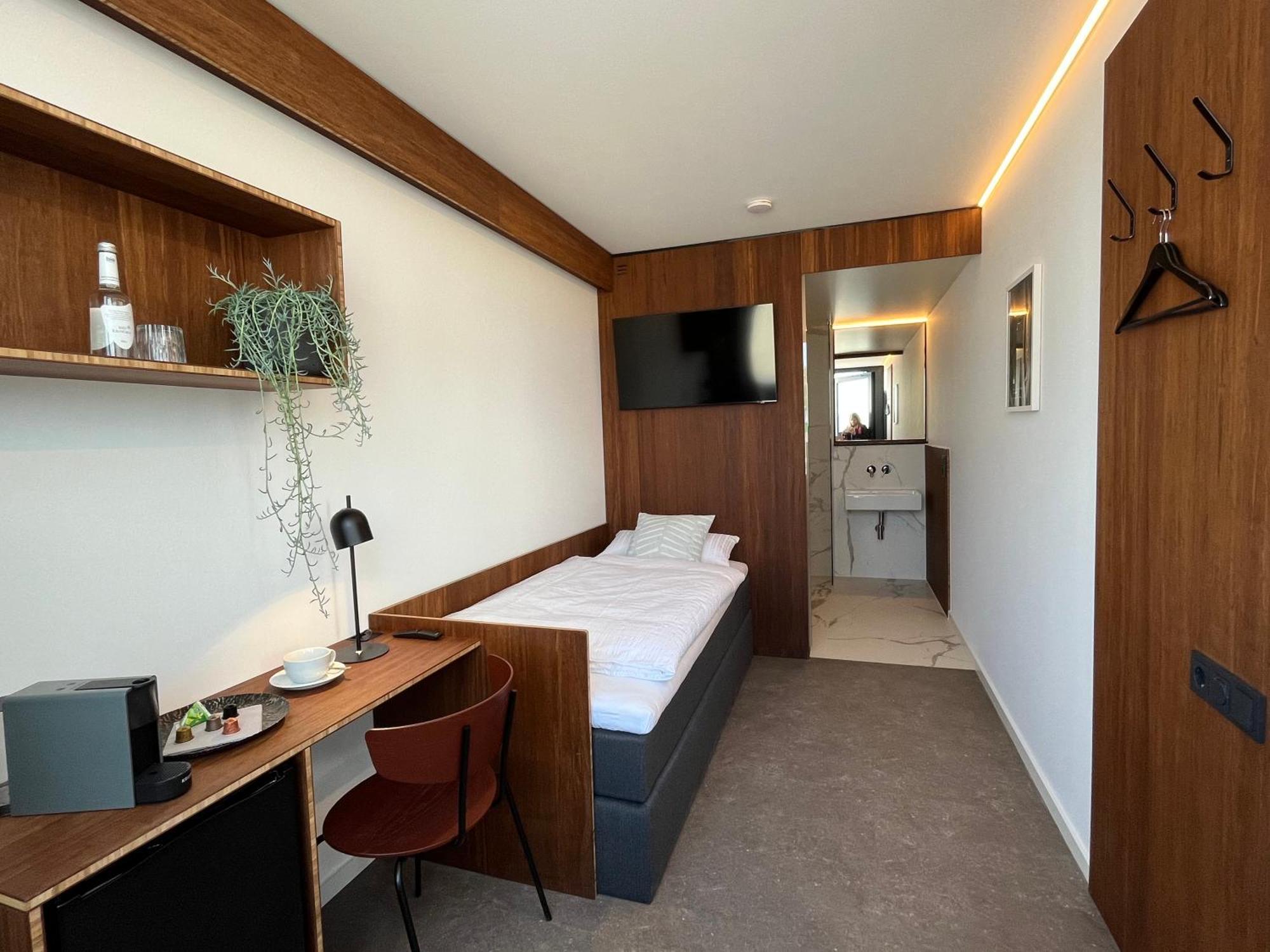 Tin Inn - Hueckelhoven - Das Hotel Aus Hochwertig Ausgebauten Ueberseecontainern Eksteriør billede