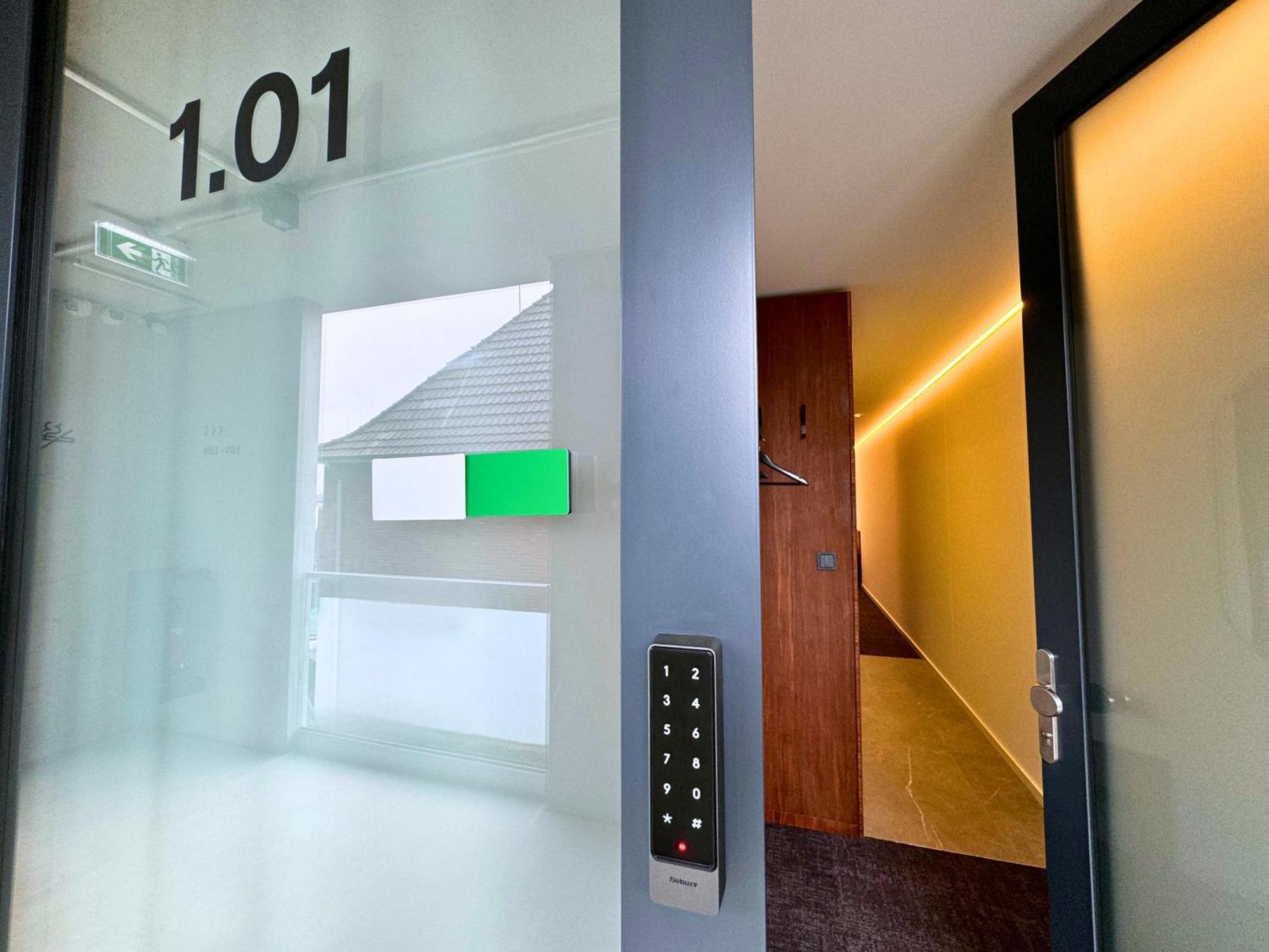Tin Inn - Hueckelhoven - Das Hotel Aus Hochwertig Ausgebauten Ueberseecontainern Eksteriør billede