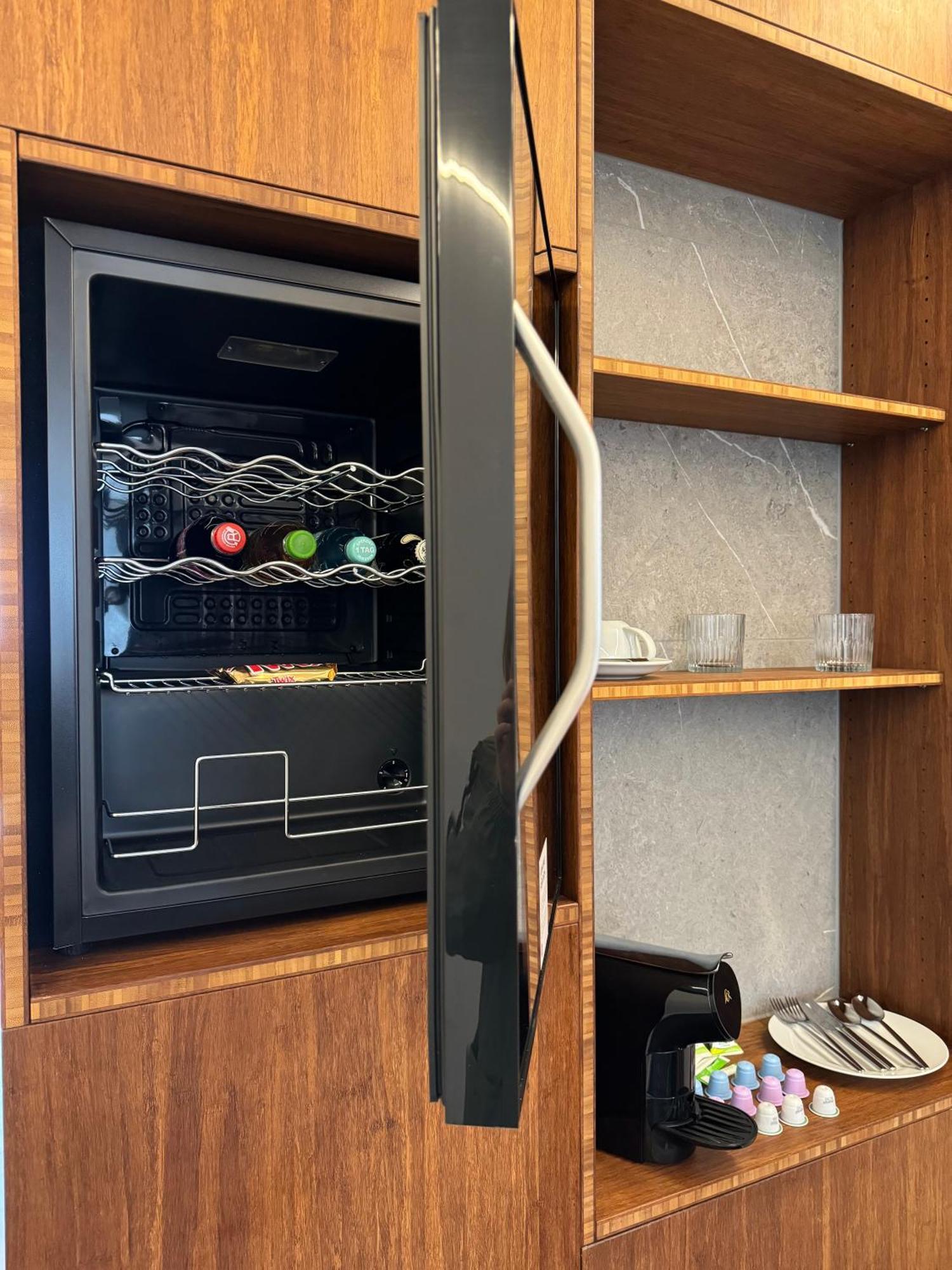 Tin Inn - Hueckelhoven - Das Hotel Aus Hochwertig Ausgebauten Ueberseecontainern Eksteriør billede